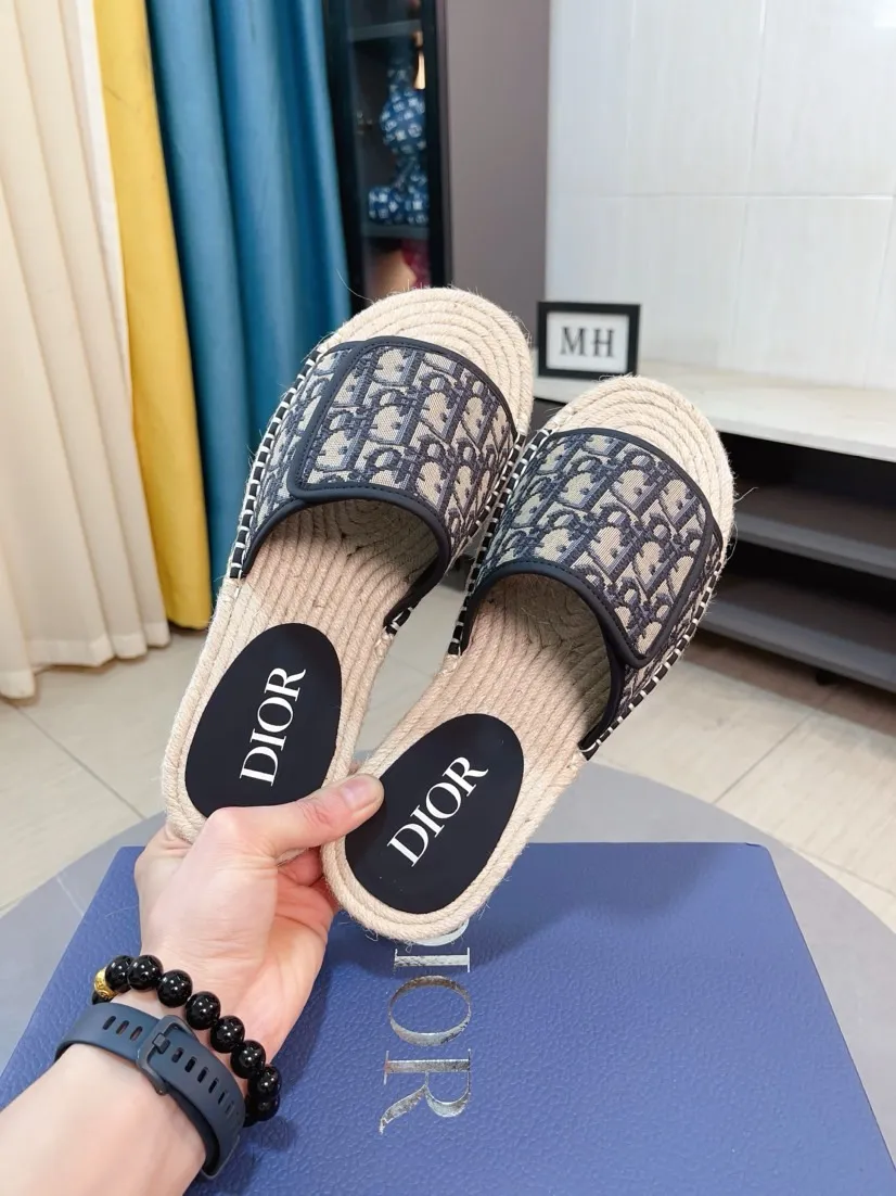 Men's men's shoes💰320🌸🌸High-end version. DIOR💁Men's slippers, high-end and upscale [strong][strong], compare quality at counters. The upper is hand-drawn, a combination of native hemp and raw rubber sole [strong][strong], breathable and non-slip outsole [rose][rose], breathable and comfortable lambskin lining, density 100% comfortable [gift][gift], original wear-resistant code number 38-44. Can be customized 45-46-47